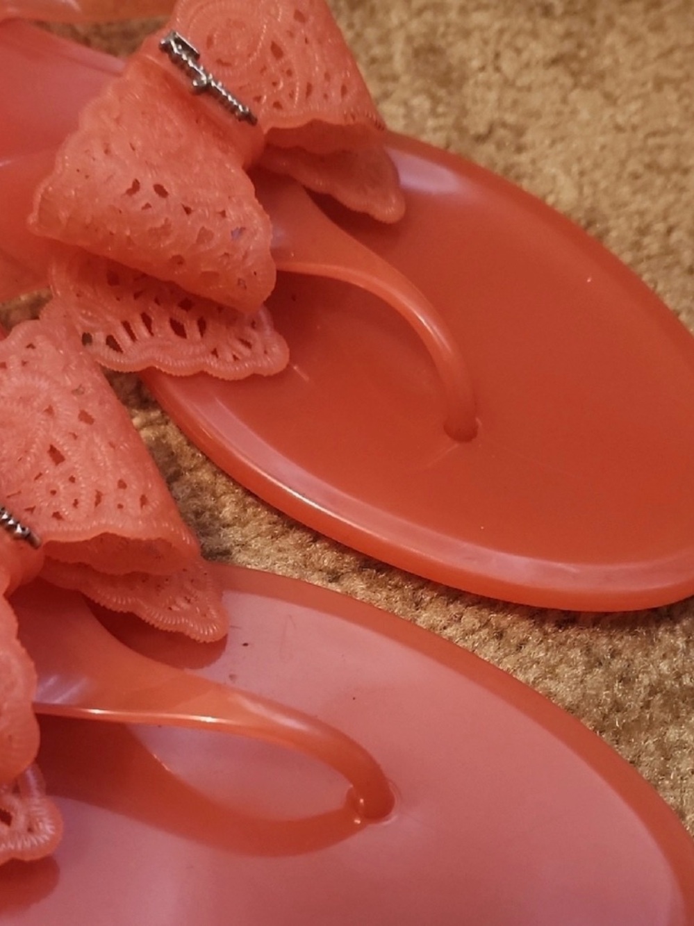 Salvatore Ferragamo Coral Bow Jelly Thong Sandals - Women - Picture 2 of 6